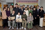 SK C&C는 18일 성남시 장애인정보화교육원에서 교육을 마친 수강생들을 위한 수료식을 가졌다. 사진은 수료식을 마친 6기 수료생들이 기념 사진을 찍는 모습