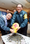 현대중공업 박봉수 기장(오른쪽)이 김창연 현중사랑자원봉사단장(왼쪽)에게 7년간 모은 동전을 기증하고 있다.