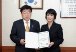 김영주 산업자원부 장관은 2007. 2. 6(화) 15:30 정부과천청사 집무실에서 교토의정서 2주년 발효를 맞이하여 기후변화협약 대응을 위한 국민의 관심제고 및 동참을 위해 ‘V