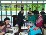 정순용 사회봉사단장이 롤케이크를 나눠 주고 있다.