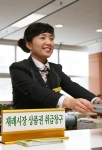 광주은행(은행장 정태석)이 광주광역시와 재래시장 상인연합회에서 공동으로 발행하는 「재래시장 상품권」판매로 지역의 재래시장 활성화에 앞장서고 있다.