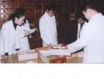 약사들과 한의사 공동 연구/토의 하는 모습