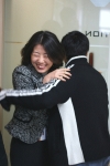 아이스테이션 직원들이 발렌타인데이를 맞아 직원들을 안아주는 ‘프리허그’이벤트를 진행하고 있다. 