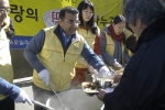 사미르 에이 투바이엡 S-Oil 대표가 설날을 맞아 15일 영등포구 광야교회에서 열린 ‘사랑의 떡국 나누기’ 행사에서 노숙자들에게 손수 마련한 떡국을 나눠주고 있다.