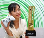 한국마이크로소프트가 차세대 비디오 게임기 Xbox 360의 국내 출시 1주년을 기념해 제작한 ‘골드 페이스플레이트(Gold Faceplate)’를 인기 레이싱 모델 출신 방송인 김