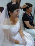 지난 여름 결혼박람회때 부모님 웨딩촬영이벤트에 당첨되어 메이크업과 헤어를 준비 중인 주인공들 