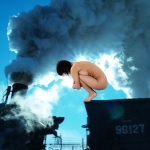 Part5 自然的恩惠 Natural favor, 숙지강은 누드로 중국 산업이 자연 자원에 대한 약탈적 개발을 진행하고 있음을 고발하고 있다.