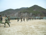 신입생 수련회에 참석한 '서울외고' 신입생들이 선찬순 달리기를 하고있다. 