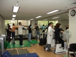 마포구보건소의 전문 운동처방사가 고혈압 및 당뇨병 환자들의 치료를 돕는 올바른 운동법을 지도하고 있다.