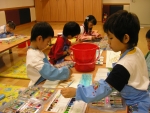 문화센타에서 미술수업을 하고 있는 아이들 모습