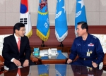 박창규 한국원자력연구소장(왼쪽)과 구본담 공군 군수사령관은 6일 빠른 시일 내에 공군 보유 항공기 정비에 중성자 비파괴 검사 기법을 도입하기로 합의했다. 