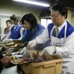 한국토요타 치기라 타이조 사장과 사원들이 경기도 성남 안나의 집에서 노숙자를 위한 급식 자원 봉사를 실시하고 있다.