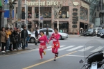박휘순&신봉선 커플은 압구정동 로데오 거리에서 내복패션을 입고 즐겁게 촬영에 임하고 있다. 