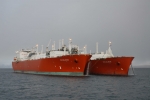 영국 북동해안의 티사이드(Teesside)항 해상에서 수송전용 LNG선 엑스칼리버호가 LNG-RV 엑셀시오르호로 액화천연가스를 옮기고 있다. 