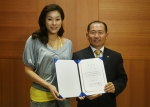 국산 돼지고기 사랑 홍보대사로 위촉된 현영이 양돈자조금관리위원회 김건태 위원장에게 위촉장을 수여받고 기념촬영을 하고 있다.