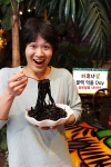 열대테마 레스토랑 카후나빌(www.kahunaville.co.kr)은 애인 없는 솔로들이 검은 면발과 함께 슬픔을 삼키는 블랙데이(4월 14일)을 맞아 이색적인 블랙 먹물데이 행사