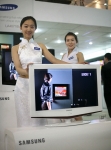 삼성전자는 외자기업 최초로 디지털TV, 모니터에서 중국정부 환경마크를 획득하였다. '06년 5월 북경서 개최된 과학기술박람회에 전시된 삼성전자 LCD TV