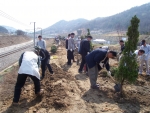 한국철도공사(사장 이철)는 제62회 식목일을 맞아 5일 임직원 850여명이 참가한 가운데 본사를 비롯한 서울·대구 등 전국 17개 지사별로 식목일 행사를 실시했다고 밝혔다.
