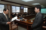 한국전기연구원 박동욱 원장(왼쪽)이 엠블럼 부문 최우수상 수상자 윤상식 씨에게 상장을 수여하고 있다. 