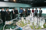 현대중공업 방문객들이 홍보관 내 미래 해양도시의 모형을 둘러보고 있다.