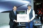 BMW 뉴X5의 첫 고객인 박진영씨에게 BMW그룹 코리아 세일즈 및 마케팅 총괄 안드레아스 샤프 부사장이 차량 증서를 전달하고 있다.
