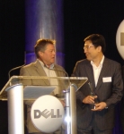 LG.Philips LCD IT사업부장 김우식 부사장(右)이 델(Dell)의 마틴 가빈(Martin J. Garvin) 수석부사장(左)으로부터 