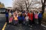 한국조폐공사는 2007년 4월 9일(월) 독거노인 양로시설인 ‘사랑의 집’독거노인 30명을 초청, 화폐박물관 견학에 이어 오후에 공사 앞 벚꽃 길을 산책하는 행사를 마련하였다. 