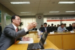 하이닉스반도체 김종갑 사장이 4월 10일(火) 대치동 서울 사무소에서 2007년 상반기 판매전략회의를 주재하고 있다.