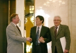 에스앤피 대표 최세진(가운데)과 독일 베를린 국립음대 Jan Tomes 교수(왼쪽)와 Catalin Ilea 교수(오른쪽) 인터뷰 후 악수를 하고 있다.  