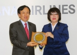 사진 왼쪽 강주안 아시아나항공 사장, 오른쪽 박동은 유니세프 한국위원회 사무총장
