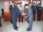 신규 교정위원에게 위촉장을 전수하는 장면