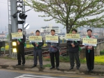 한국철도공사(사장 이철)는 이달을 ‘철도교통안전의 달’로 정하고 13일 서울·부산·대전 등 전국 4백여 곳의 철도건널목 및 역광장에서 철도교통안전 캠페인 행사를 전개했다.