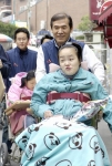 SK C&C 윤석경 CEO를 비롯한 임직원 20여명은 뇌병변장애아동 30여명이 생활하고 있는 서울시 용산구 영락 애니아의 집을 찾아 특수 휠체어를 기증하고 장애아동들을 위한 사회적