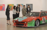 팝 아트의 거장 앤디워홀이 그린 BMW 아트카와 그의 대표작인 마릴린먼로 시리즈 작품에 매료된 관람객들의 모습.