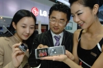 19일 코엑스(COEX)에서 개막된 코리아 IT쇼를 찾은 관람객들이 
LG전자가 최근 출시한 '샤인TV폰'으로 지상파 DMB 방송을 보고 있다. 