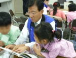 삼성SDS 김인사장이 지난해 자원봉사대축제에서 신림복지관 어린이들에게 책을 읽어주는 모습