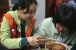  20일, ‘장애인의 날’ 을 맞아 자원봉사활동을 펼친 SK텔레콤 ‘나눔누리’ 봉사단원이 교남 어유지동산 소속 장애인과 함께 즐겁게 점심식사를 하고 있다.