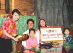 카후나빌은 가정의 달 5월을 맞아 온 가족이 함께 즐길 수 있는 이색적인 된장 소스&고추 소스 립을 출시했다.

