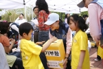 신한금융그룹은 5일 어린이날 12시부터 서울 올림픽공원 만남의 광장 등 전국 15개 도시에서 동시에 개최되는 어린이 벼룩시장 “병아리떼 종쫑쫑”행사를 실시하였다.