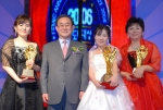 김우황 제일화재 대표이사 부회장이 10일, 서울 프라자호텔에서 거행된 2006 연도대상 시상식에서 판매왕 선(善) 강선정 FP, 판매왕 진(眞) 김금희 FP, 판매왕 미(美) 김금