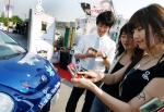 LG전자가 14일 성균관대학교 축제를 맞아 모바일 디바이스 앤(&) 브랜드 전용 부스를 운영, '앤 37 뉴 비틀 MP3'를 비롯 다양한 제품 체험기회와 함께 뉴