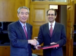 경상대학교 조무제 총장과 프랑스 엑스 마르세이유3대학 Philippe TCHAMITCHIAN 총장이 5월 3일(현지시각) 양 대학간의 학술교류 협정서에 서명을 한 뒤 악수하고 있다