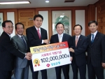 경남은행 정경득 은행장(오른쪽에서 세번째)이 김태호 경상남도지사에게 경남이웃사랑나눔카드를 통해 출연한 사회복지기금 1억2백만원을 전달하고 있다