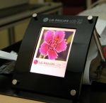LG.Philips LCD가 세계 최초로 비정질 실리콘(a-Si) 기술을 적용한 풀컬러 플렉서블 AMOLED를 개발했다.