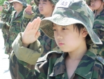 지난해 여름방학에 해병대캠프에 참가한 초등학생이 거수경례를 하고있다.