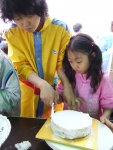 순천우리밀축제에서 우리밀 케익을 예쁘게 데코레이션하고 있는 엄마와 아이