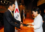 아시아나항공 윤영두 부사장(좌측)이 여성가족부 장하진 장관(우측)으로부터 2007년 가족친화 우수기업 대통령 표창을 받고 있다.
