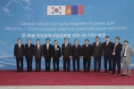 엥크바야르 몽골 대통령(사진 왼쪽에서 여섯번째)과 윤석경 SK C&C 사장(사진 왼쪽에서 다섯번째 )이 IT 협력 관계 방안 논의에 앞서 기념 촬영을 하고 있다.
