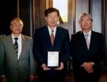 현대상선 김재선 일본법인장이(사진 중앙) 마코토 야시키(Makoto Yashiki) SSCS (SONY Supply Chain Solutions Inc.) 사장(사진 우측)으로부터