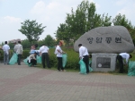 광주과학기술원(GIST, 원장 허성관) 직원들이 30일 오후 1시부터 쌍암공원 주변 청소를 하고 있다. 